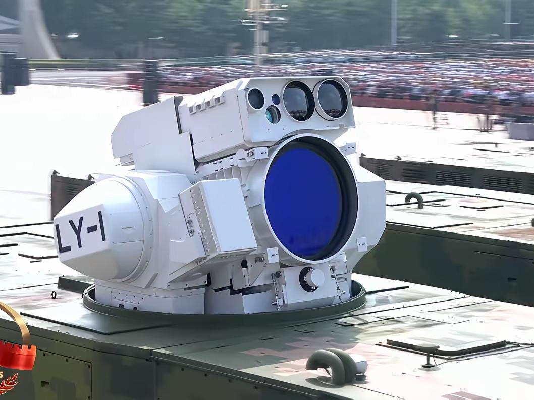今天就相当于官宣了：激光武器确实已经装备了！

在今天阅兵仪式上，亮相了一款舰载