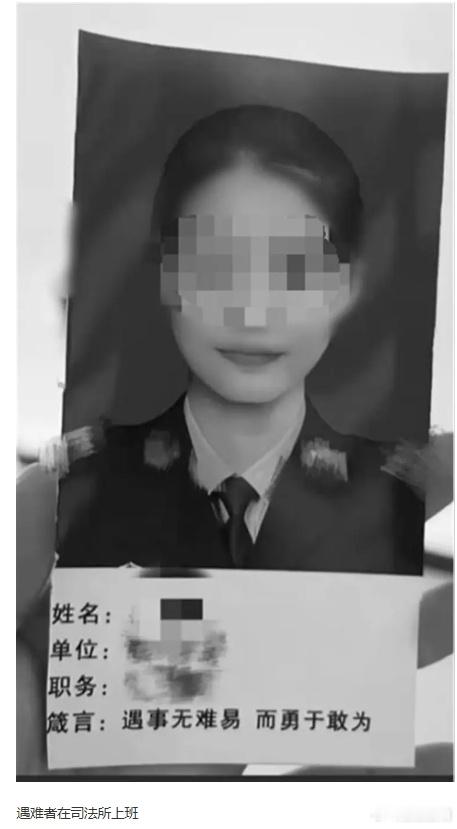 龙舟训练要穿救生衣的，我旁边的湖里每天都有龙舟训练，全部穿了救生衣。第二，参加的