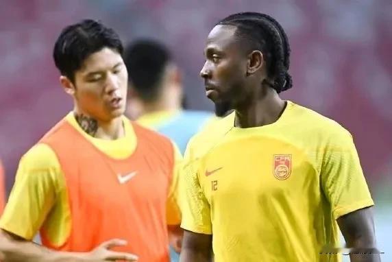 自信！伊万科维奇提前暴露首发阵容，442菱形站位:
  守门员依旧是表现稳定的颜