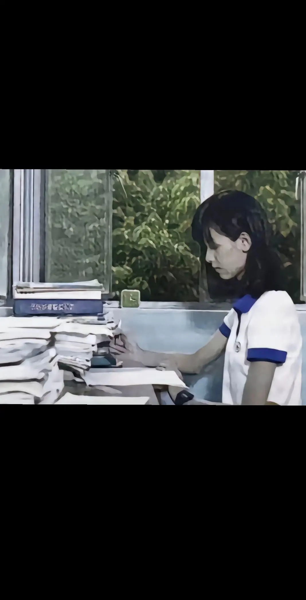 你坐在靠窗那排，阳光老从你发梢间溜进来，拐个弯，洒在我的卷子上。  我...