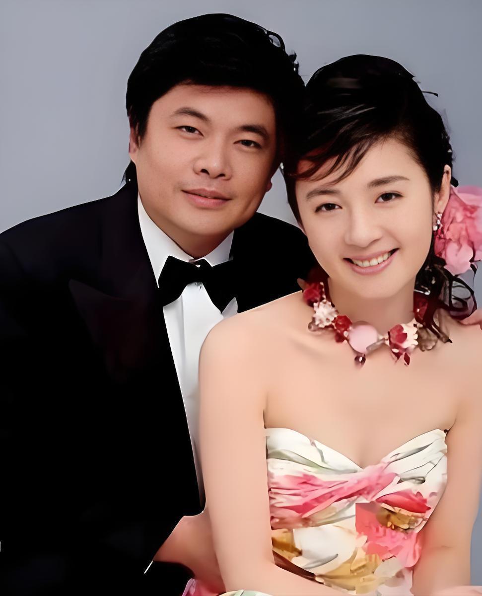 2004年，亿万富翁丁健对妻子说：“给你一个亿，离婚吧，我爱上别人了”，可妻子抱