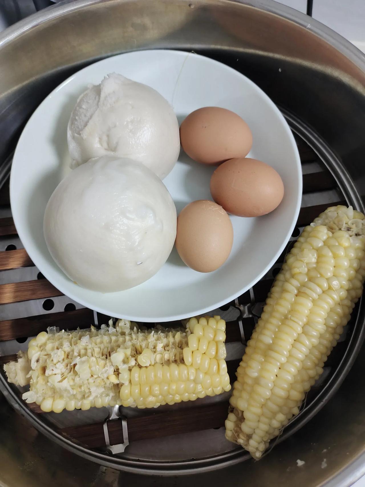 我的早饭，没有人像我一样喜欢吃白馒头吧！

[捂脸]早上9点电锅加水馒头放锅里加