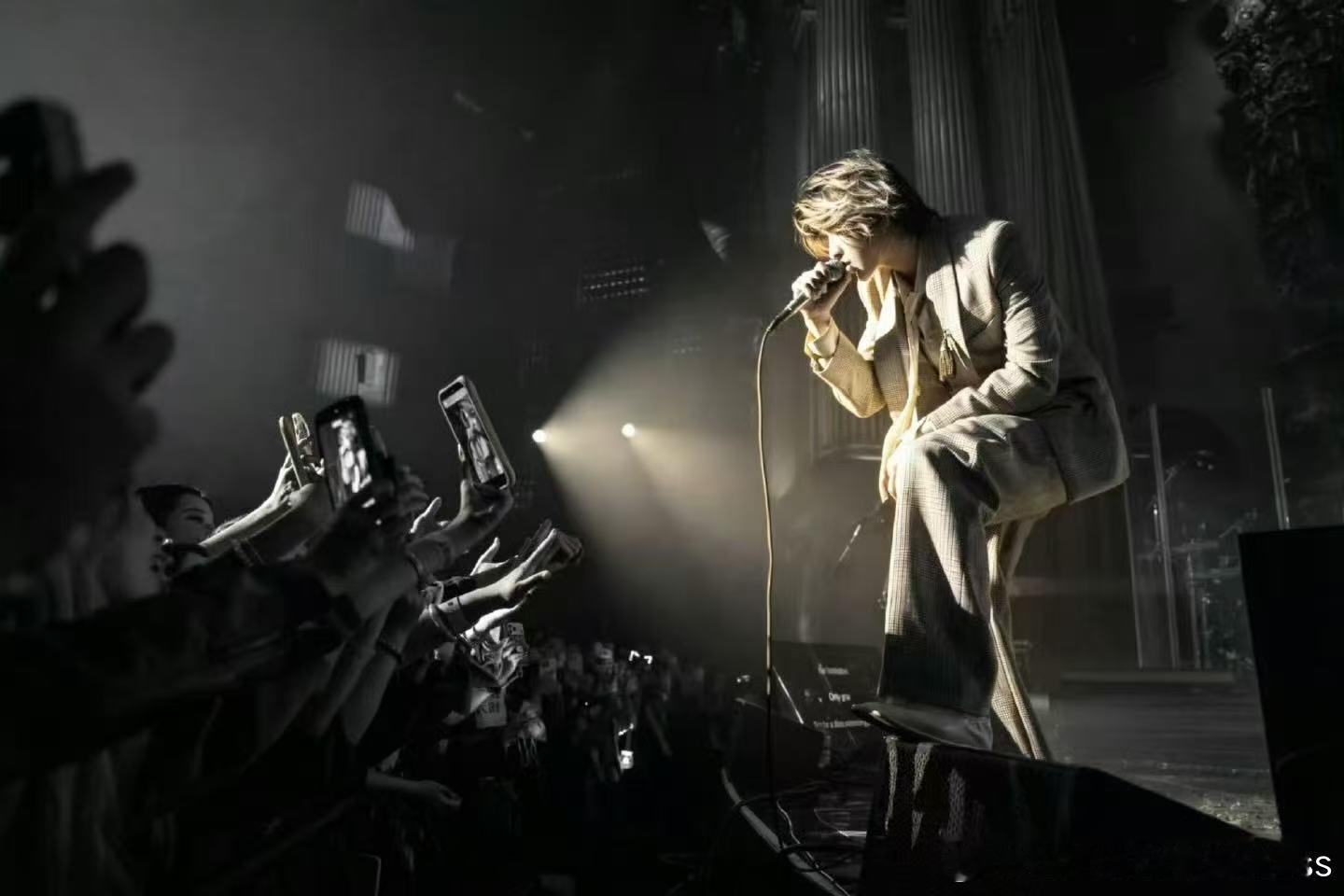 等了一整晚就为这一刻！蔡徐坤音乐节压台出场 一开口就稳得没话说，连安可都让人舍不