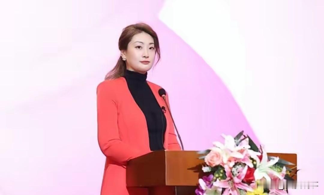 宗馥莉辞任娃哈哈后首秀大动作！

11月30日，由她执掌的宏胜饮料集团联合馥莉慈