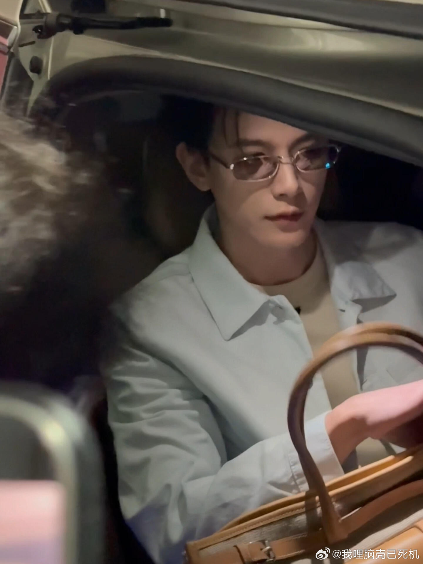 邓凯Prada上班邓凯雅痞范邓凯Prada上班，邓凯雅痞范，白色造型搭配墨镜，一