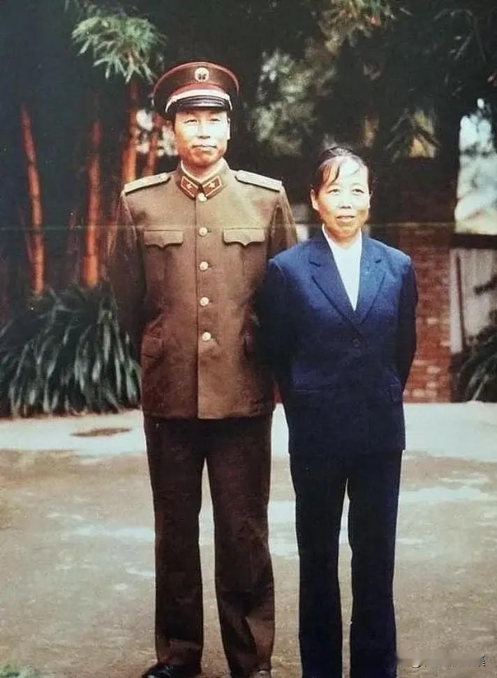 1985年，11军32师刘玉尊师长（左）退役前和妻子于静云（右）的留影。刘玉尊师
