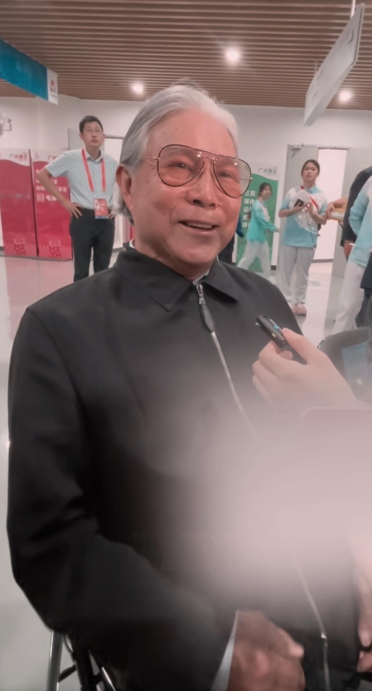 创作训练营开营啦记者问郭晶晶公公霍震霆，“你觉得郭晶晶作为火炬手踏水而来，你有什