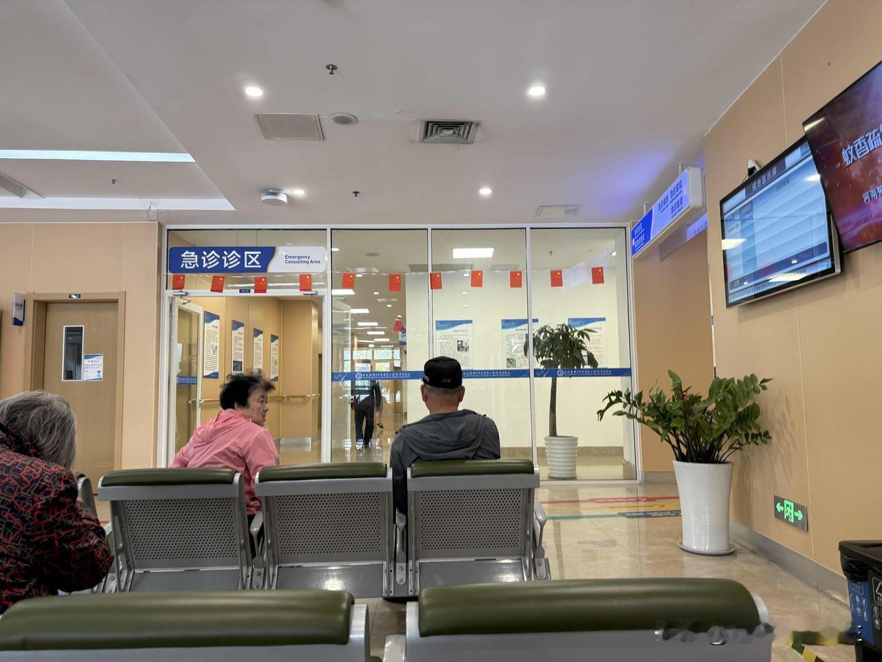 【普兰店中心医院急诊不急不作为，要挂急诊患者到门诊看病】
今日早晨7点多我心率突