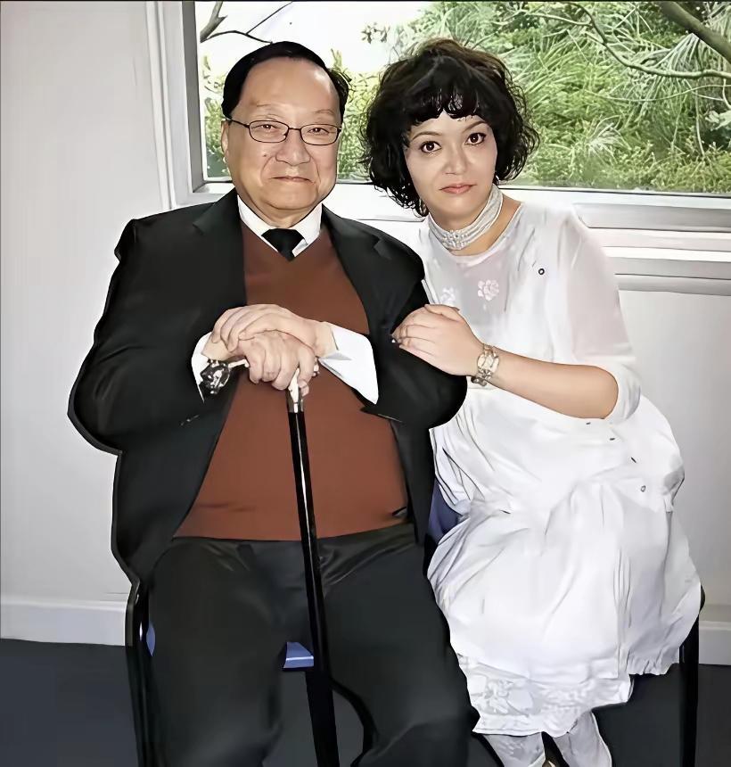 1976年，52岁的金庸爱上16岁女招待。他想要和妻子离婚，妻子说：“可以，但是