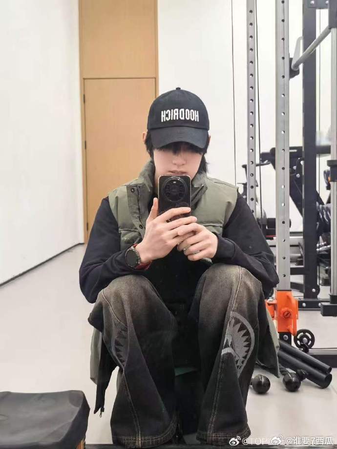 张泽禹的手机壳 看到张泽禹的手机壳真的当场笑出声，风格又怪又可爱，完全是少年人独