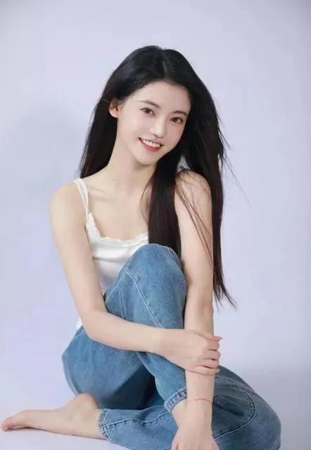 孙珍妮，一个充满魅力和才华的演员，她在影视界有着举足轻重的地位。她凭借出色的演技