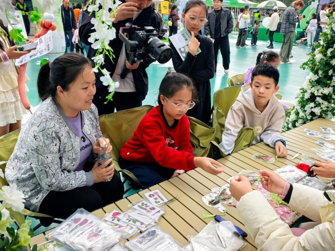 好听好看又好玩！贵阳花果园这场湖畔路边音乐会，唱响秋日“好心情”