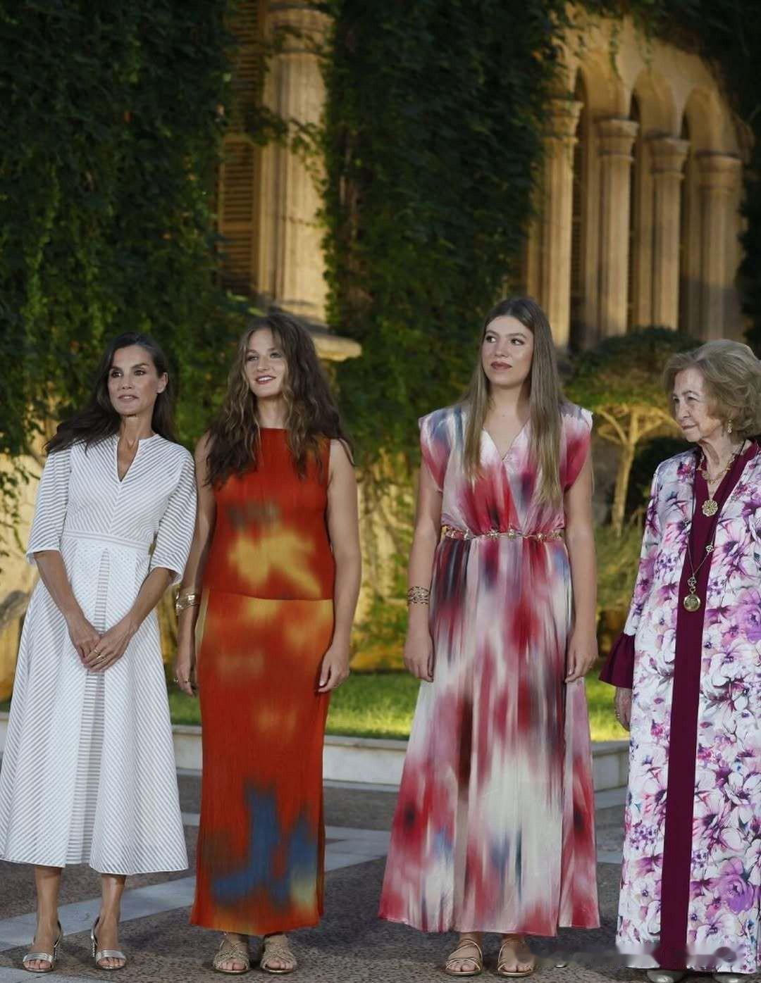 谢天谢地，这次母女姐妹花终于没有穿破跟草编凉鞋（西班牙本土品牌），人也跟着灿烂起