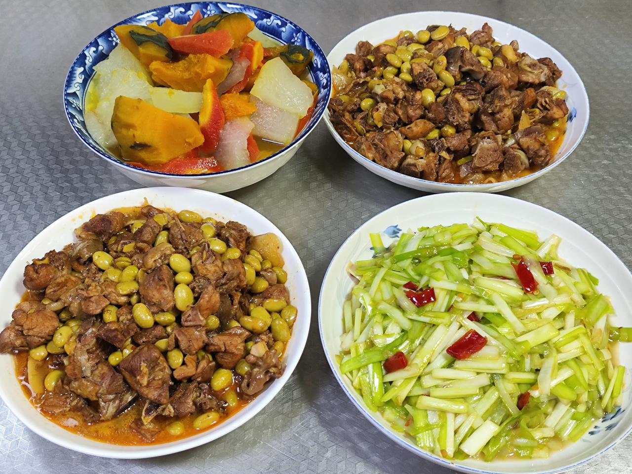 7月4日午餐分享，有鸡肉烧青豆，酱香浓郁；泡椒炒韭黄，鲜辣开胃；搭配清淡杂蔬汤解