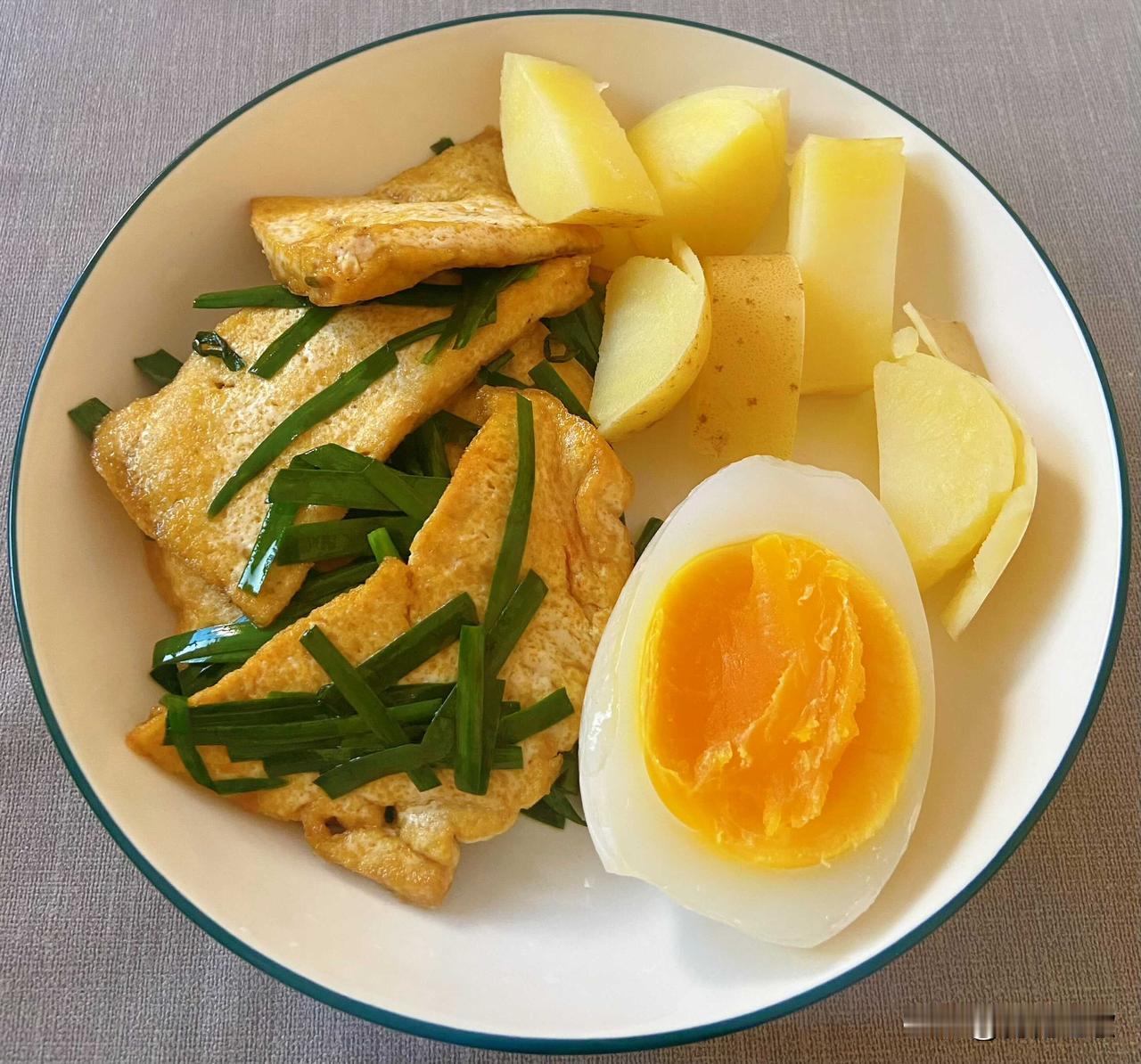 用土豆🥔🥔🥔做主食的早餐来了！

土豆  +  韭菜炒煎豆腐  +  水煮