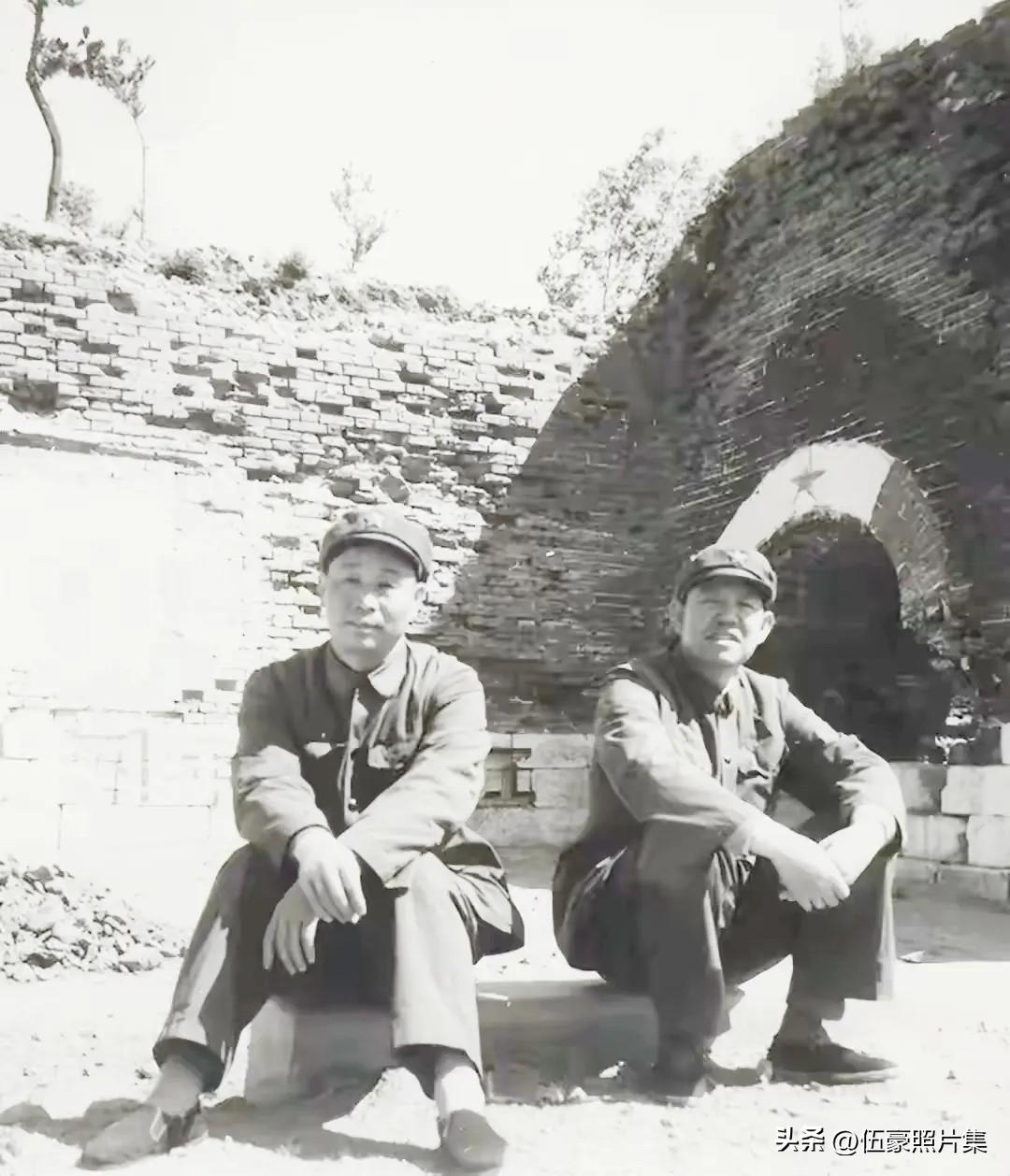 上世纪七十年代初，第38军副军长李连秀（左）与副政委徐炜（右）在长城喜峰口的合影