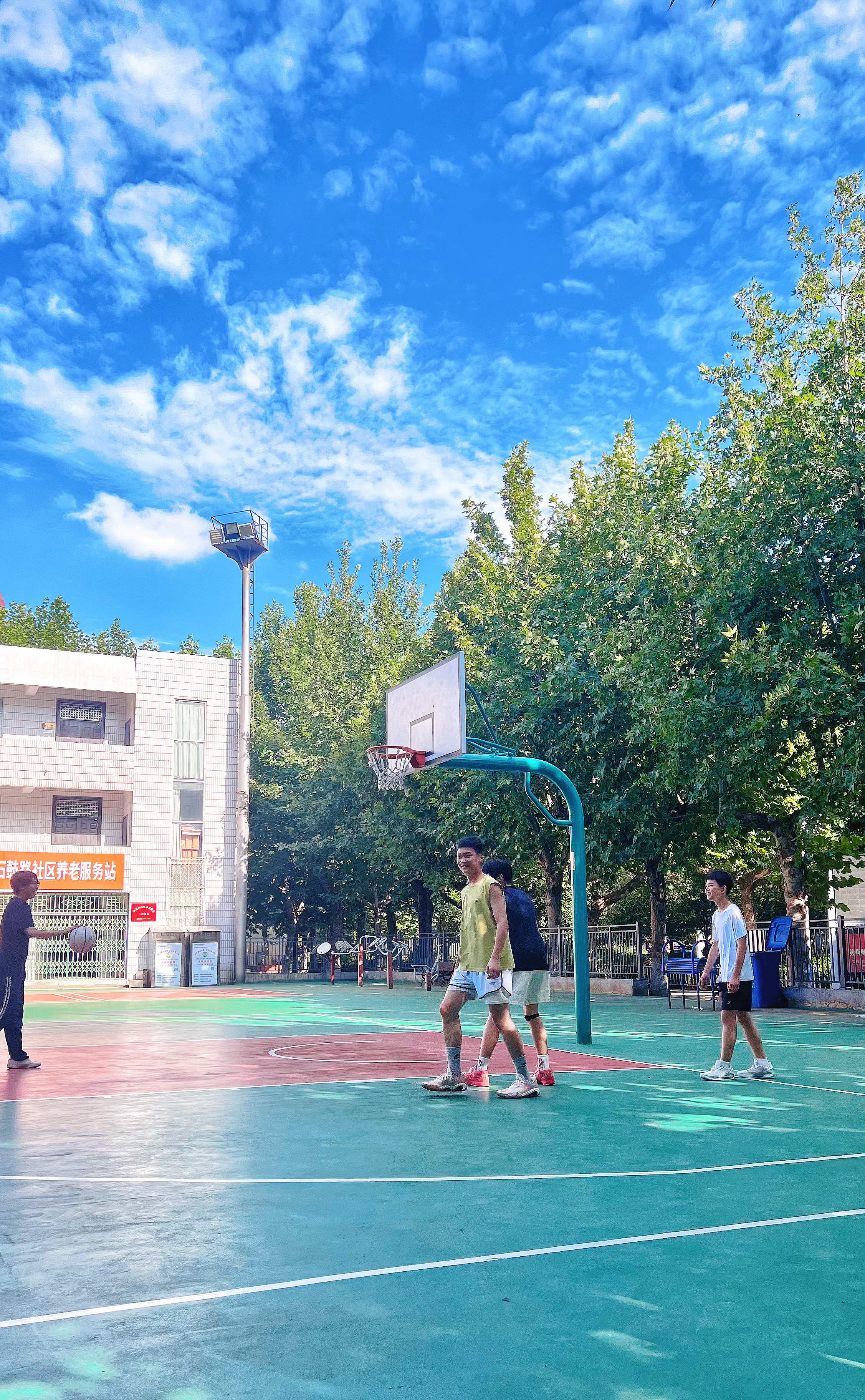 现在的小孩子发育真好，问了下才14岁，个子都一米八几了。