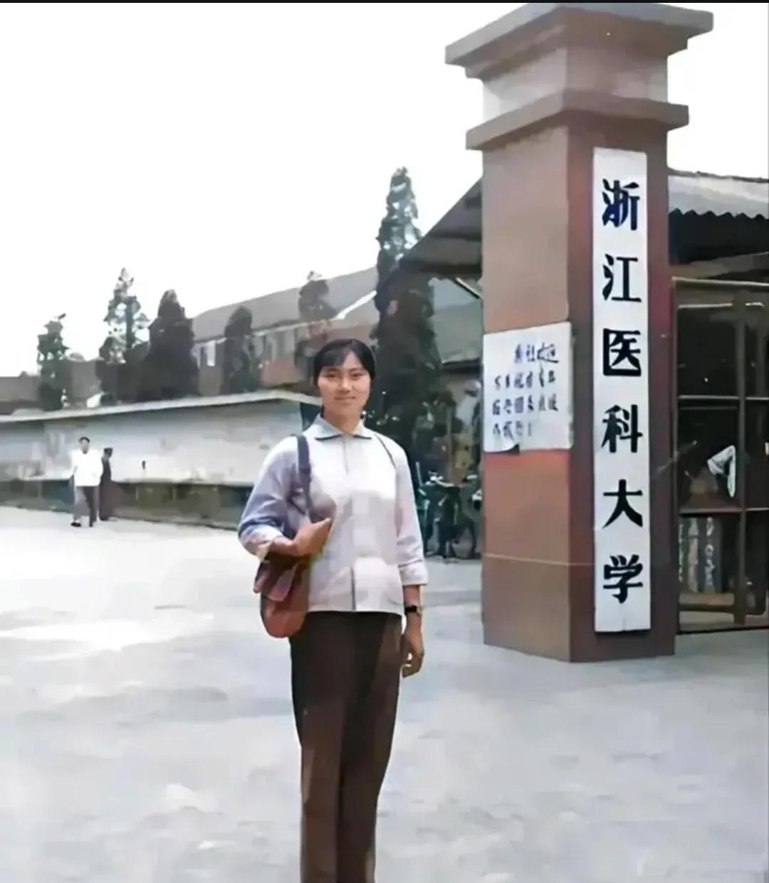 70年代初，李兰娟就读大学期间，一张罕见的照片展现了她朴素的形象。穿着一件简单的