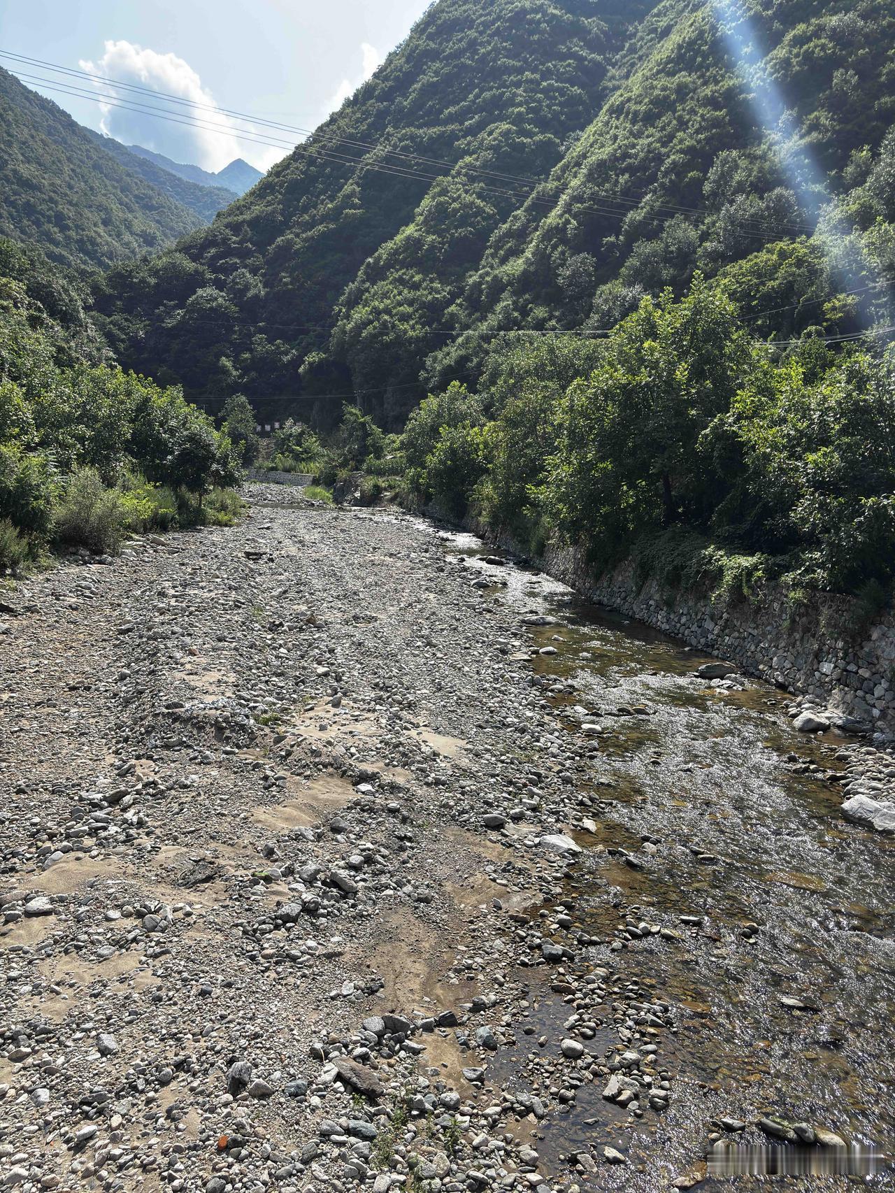 蓝田辋川二仙桥河道随拍，这里位于秦岭深处，平时游客比较少，夏天相对多一点，这里河