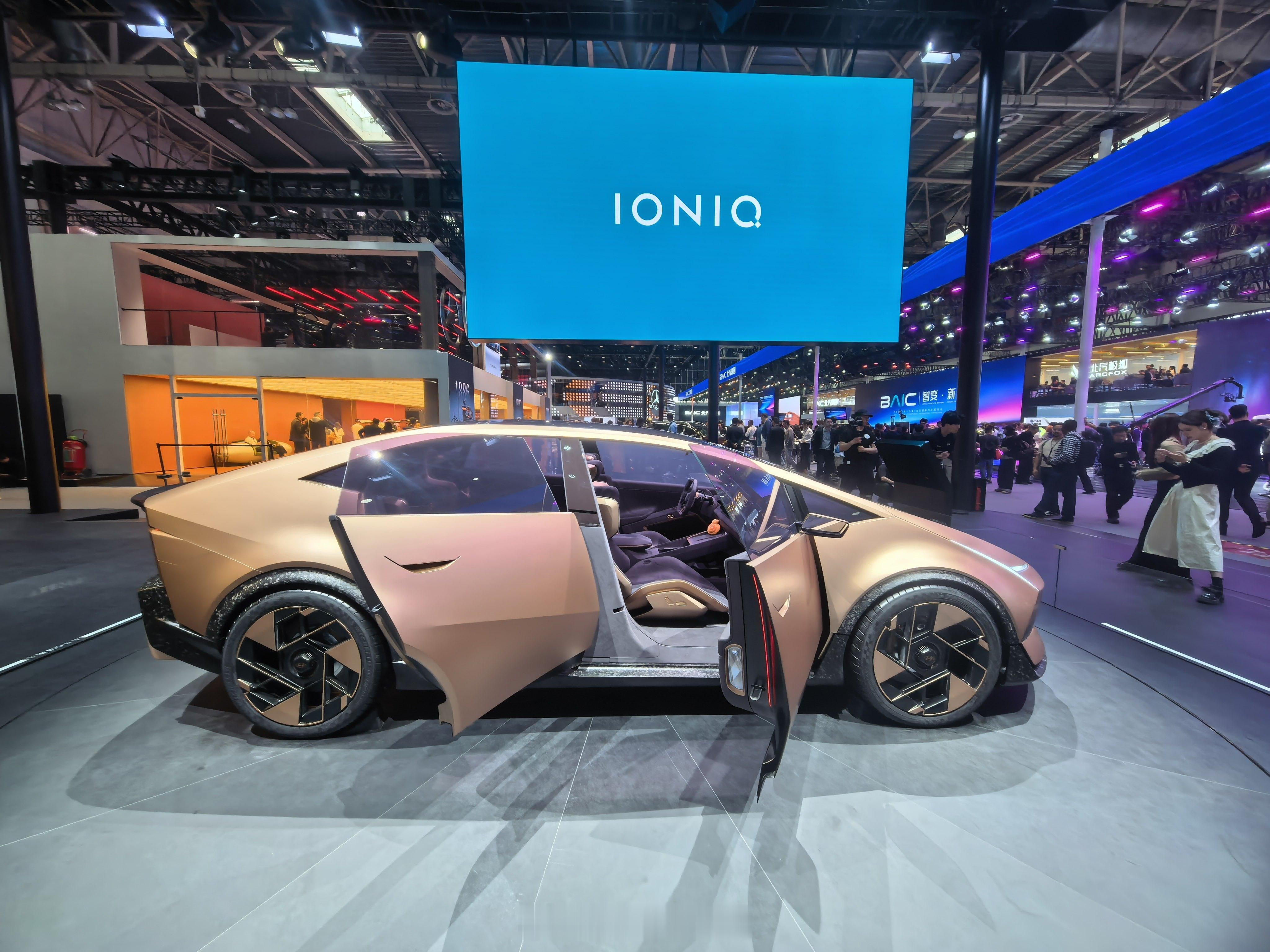 今天跟车展概念车看了不少，但真正让我惊讶的，是现代展台艾尼氪概念车的量产版！他们