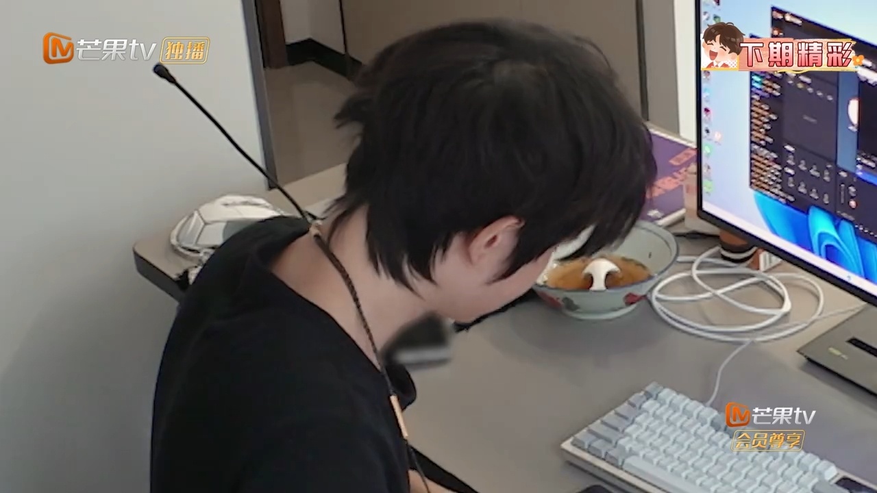 一诺一起床就在补直播时长我家那小子本来游刃有余的直播，被一诺硬生生过成连滚带爬赶