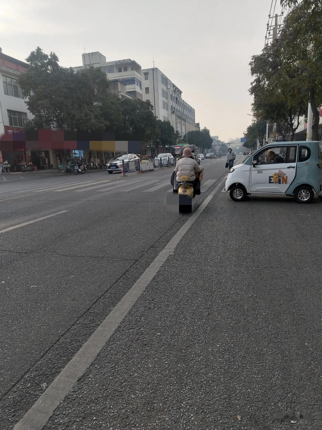 很纳闷，大家都把过年忘了吗？[捂脸]
今天都腊月初八了，按说街上年味也该越来越浓