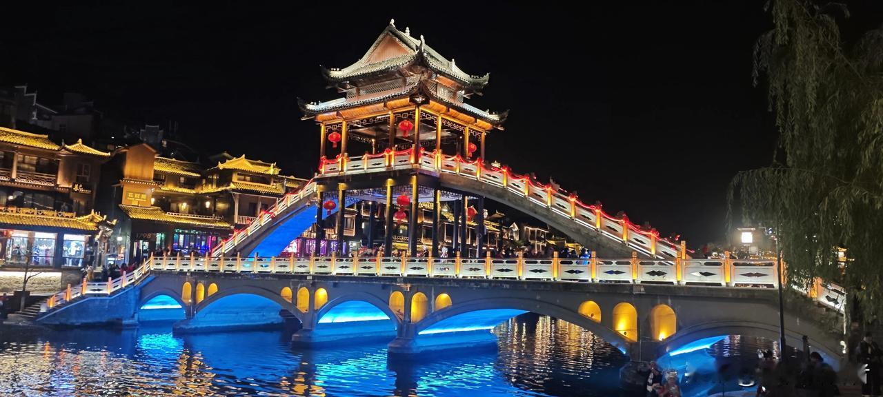 古建筑在灯光的映衬下，更显古朴与典雅，山峦在夜色中若隐若现，让人产生无尽的遐思，