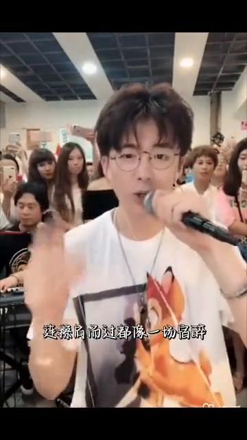 长天和秋水，明媚的花蕊，连擦肩而过都像一场宿醉。你一颦一笑荡漾几多回，整个世界都