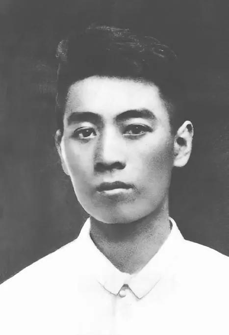 周总理的传奇故事。
1、名字的来历，在周家的家谱中，他父亲周贻能的长子应属“恩”