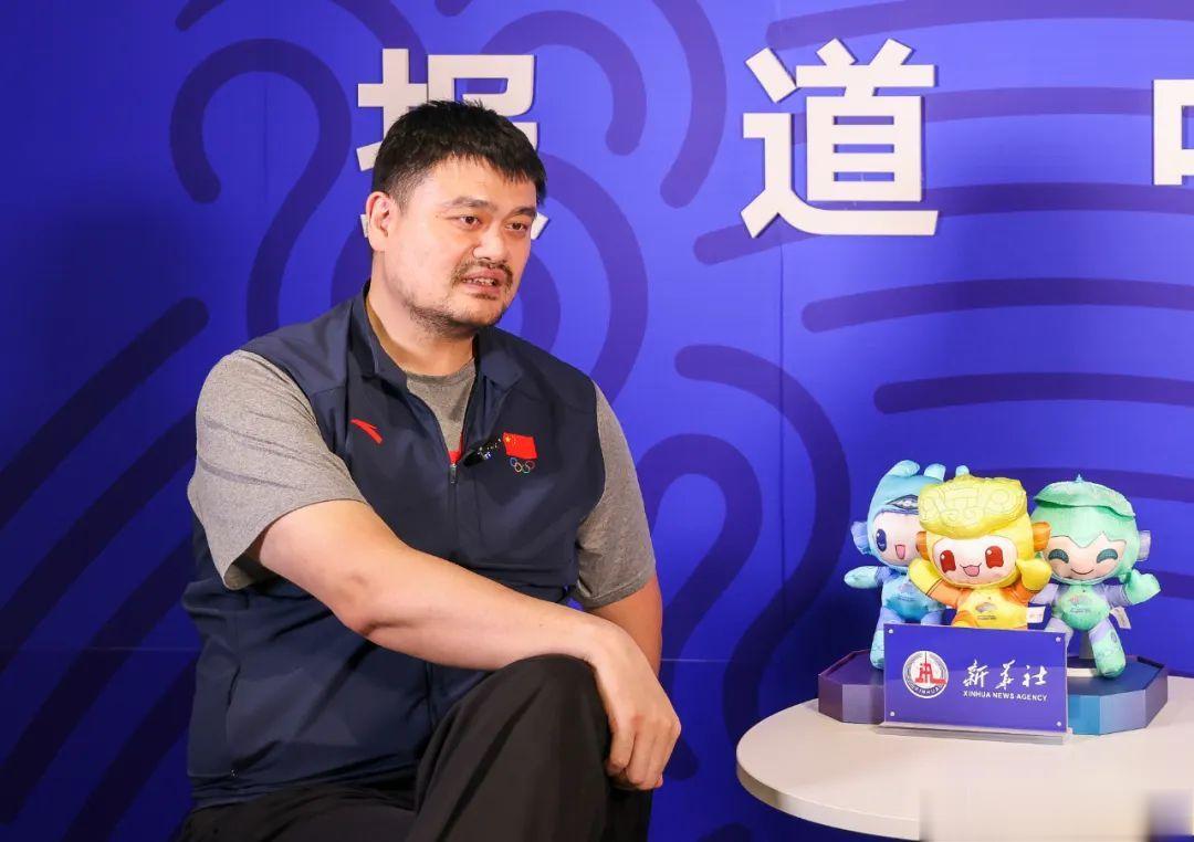 姚明接受新华社专访时表示“我们习惯于把（输球）这些责任找一个名气最大的来扛”，他