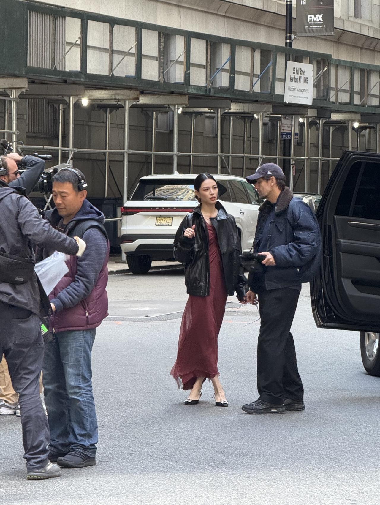 近日，有位网友在纽约偶遇钟楚曦，她现身街头拍广告的画面。

根据网友透露是10月