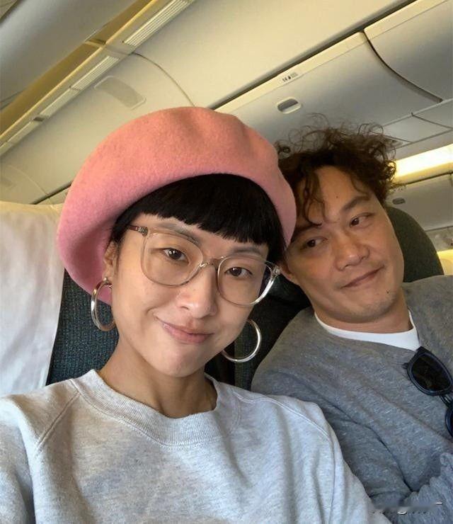 昨天网友偶遇陈奕迅徐濠萦穿黑白配情侣装吃饭，两个人边看菜单边聊天，Eason一直