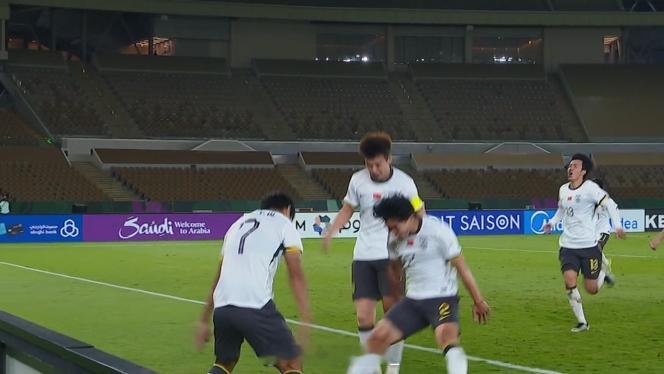 这就是你们吹的越南队？？？向余望破门后，模仿C罗SIUUU庆祝动作！此时比分来到