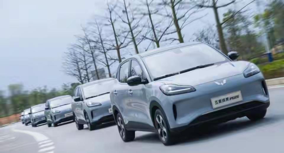 五菱缤果定位A0级纯电代步市场，2023年3月上市，主打“复古流动美学”设计，车