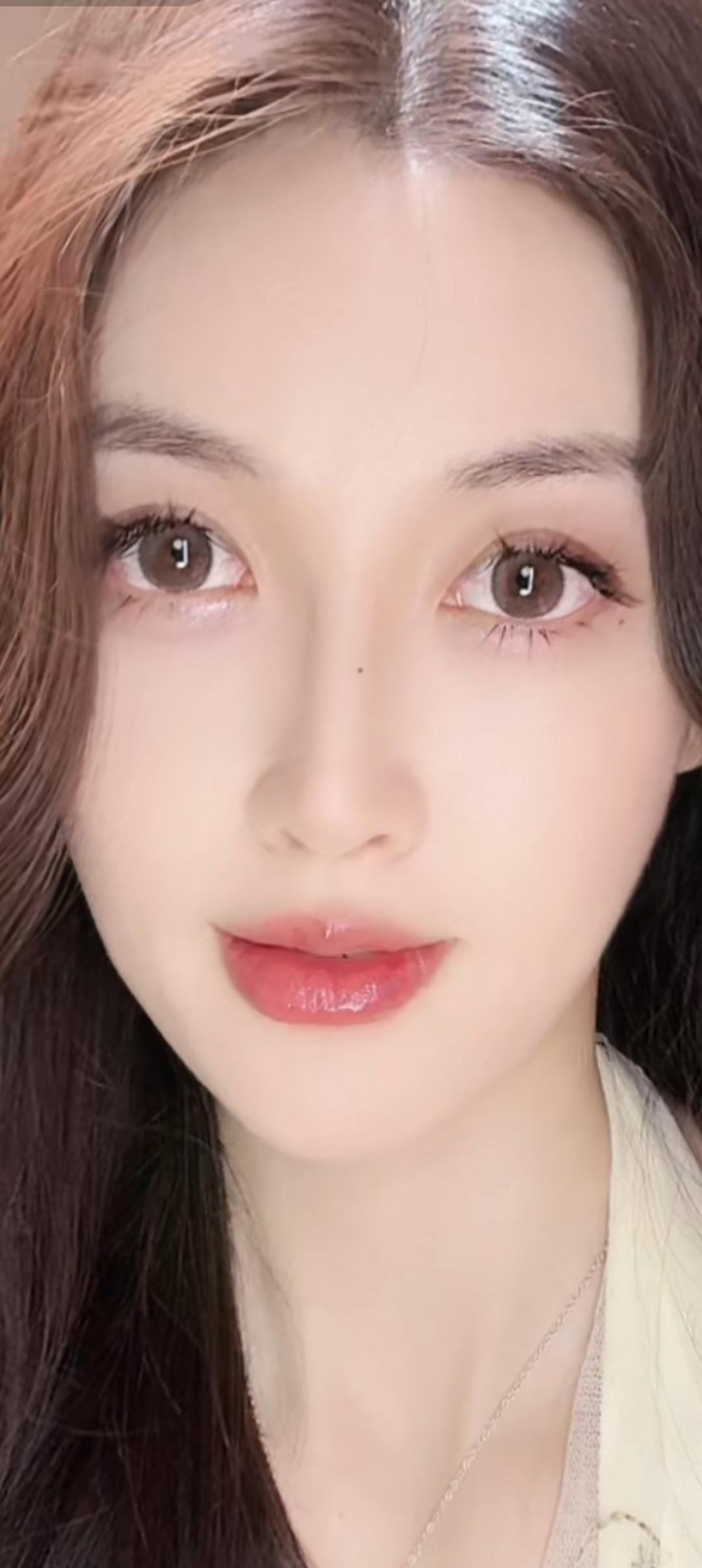 温柔甜美的少女，自然妆容，清新动人。
