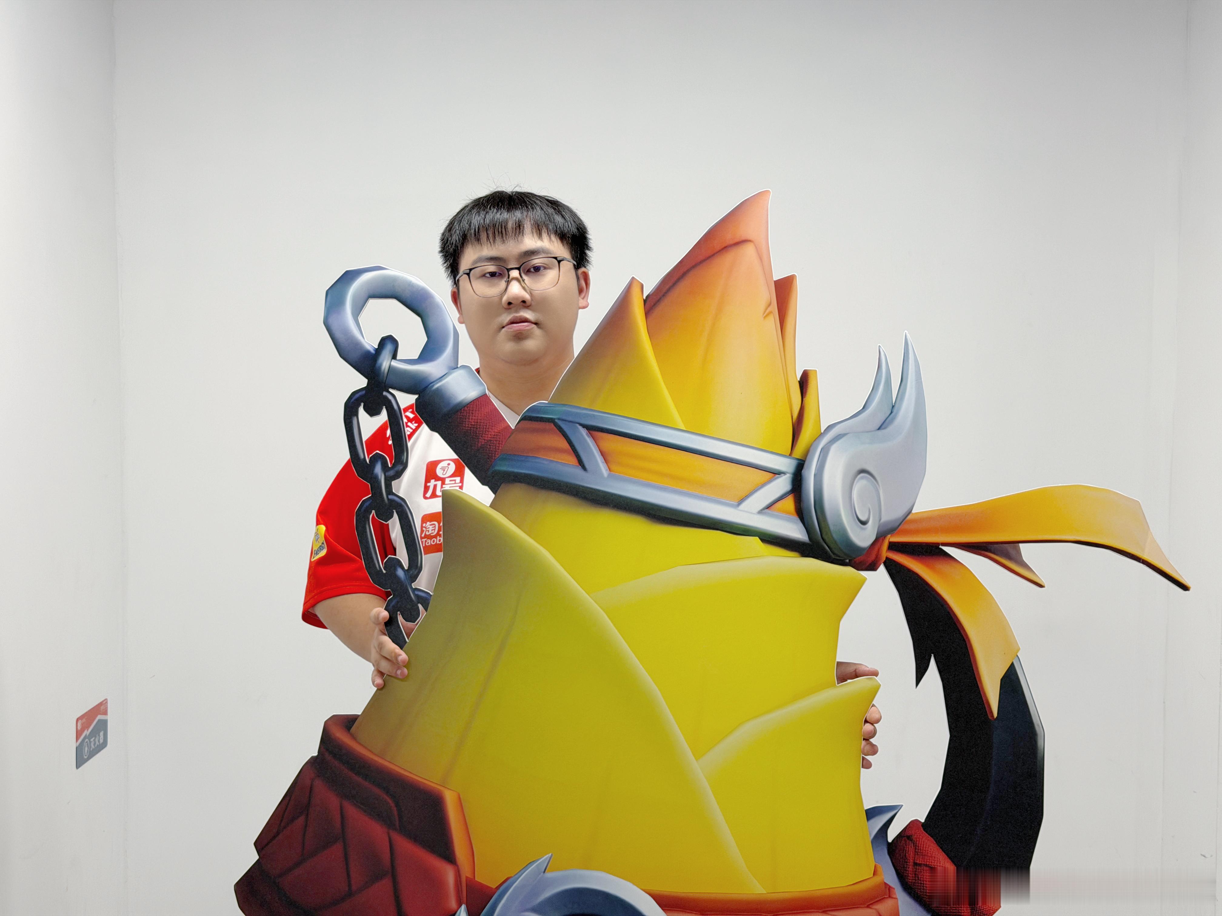 巨大化作物入侵KPL巨型作物突袭KPL，选手集体打卡拍照 