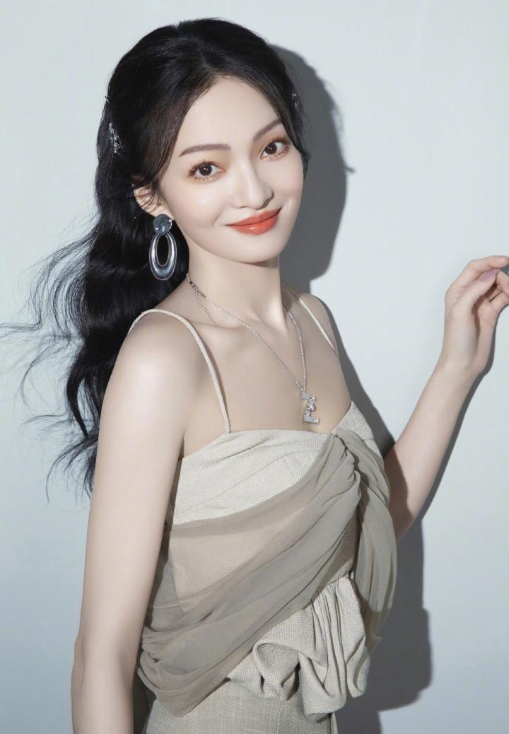 张韶涵这个人，
真的太不对劲了，
她44岁了，不结婚，不生娃，就连恋爱也不谈，一