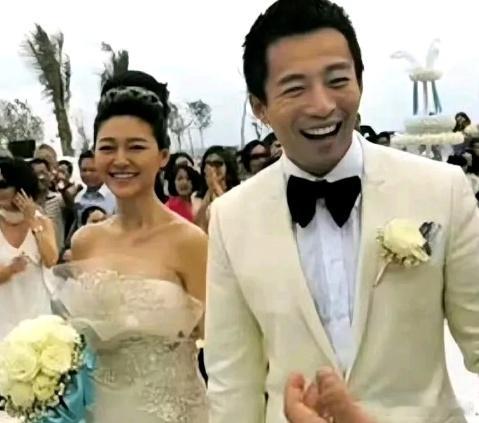 大S和汪小菲是闪婚先登记，几个月后再举办婚礼，并不是一个月内闪婚办婚礼。 他们是
