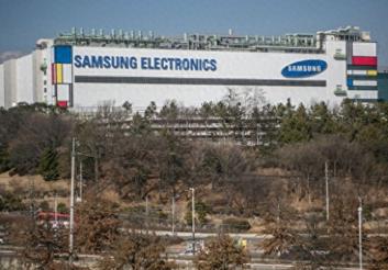 路透社今天报道，根据美国最新联邦公报，美国将撤销国际芯片制造大厂三星、SK海力士