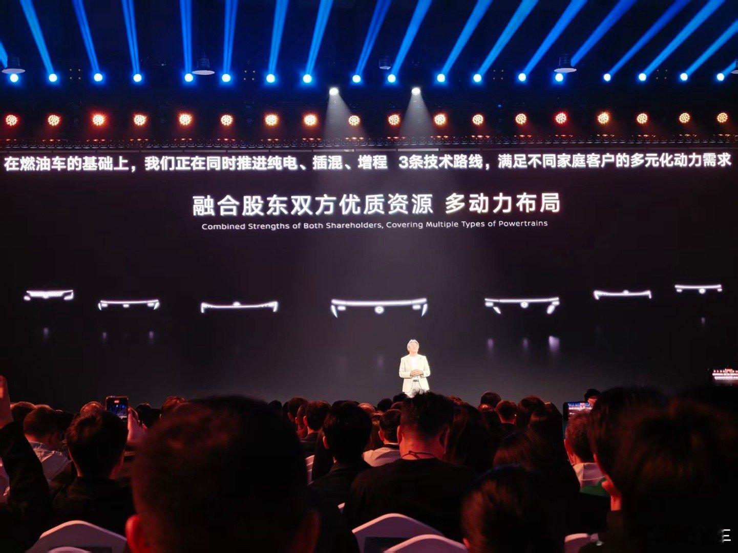 今晚东风日产的新车主角是N6这款插混轿车，但还有四款未揭幕的新车，你们猜猜都是啥