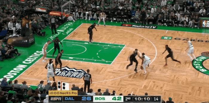根本“朗不住”，这才是NBA的扣篮冠军阿。

布朗这个战斧劈扣比詹姆斯更加灵动，
