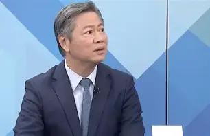 赖岳谦太敢说了，直言中方战略思路落伍了！他表示：大陆过去一直强调自己不怕事也不惹