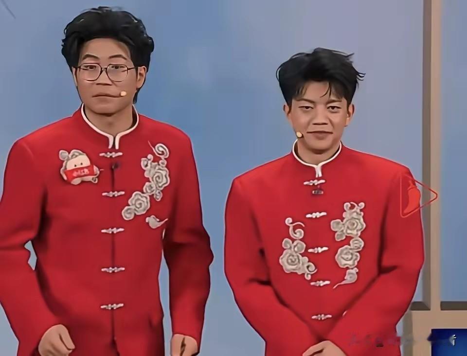 春晚没有相声了，取而代之的是对口白话，没京腔，没有天津风味，反而是口音很重的湘式