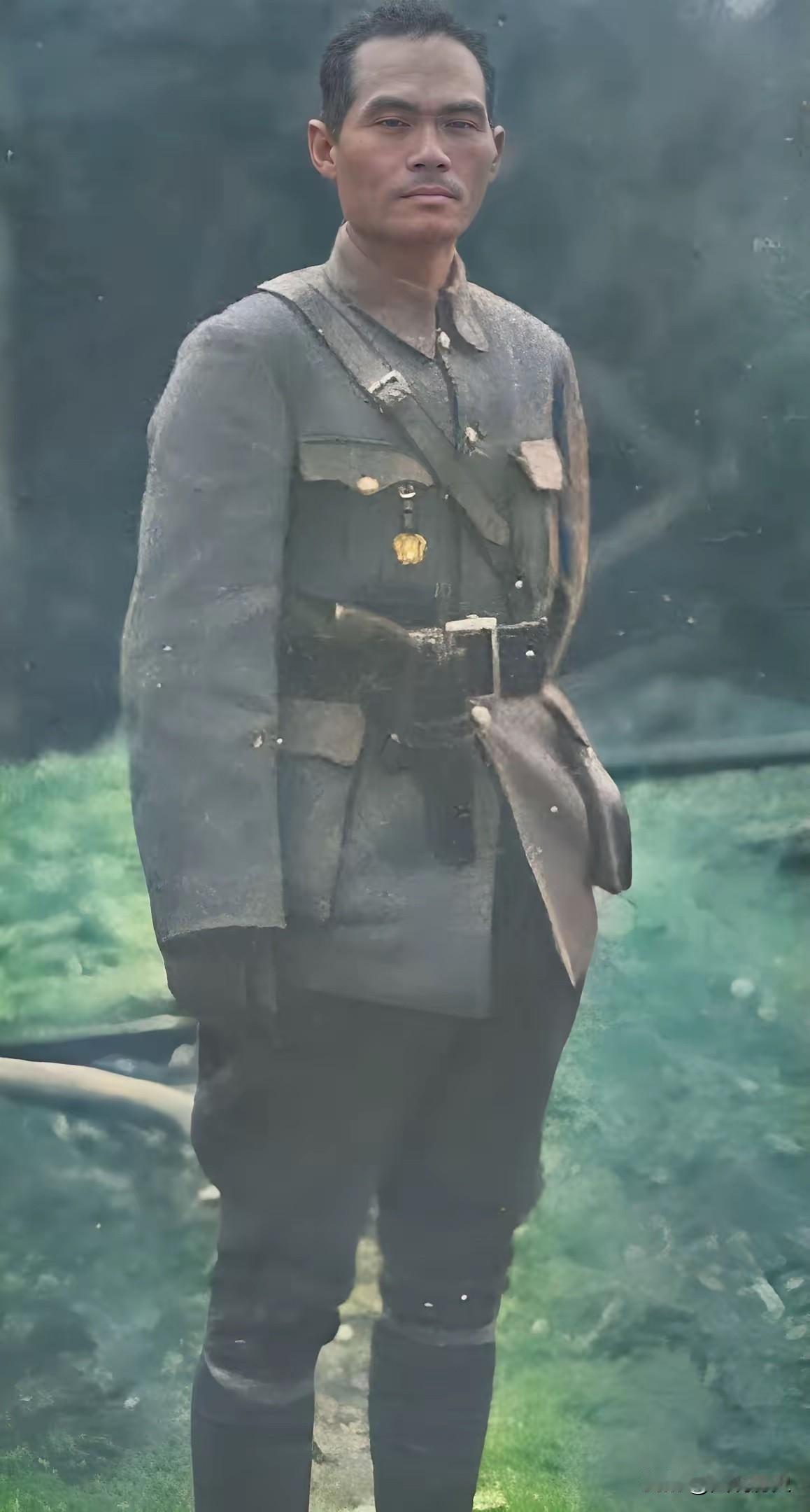 这位身穿军装面带坚毅的男子，你肯定没见过！

他就是19路军第78师一营营长罗坤