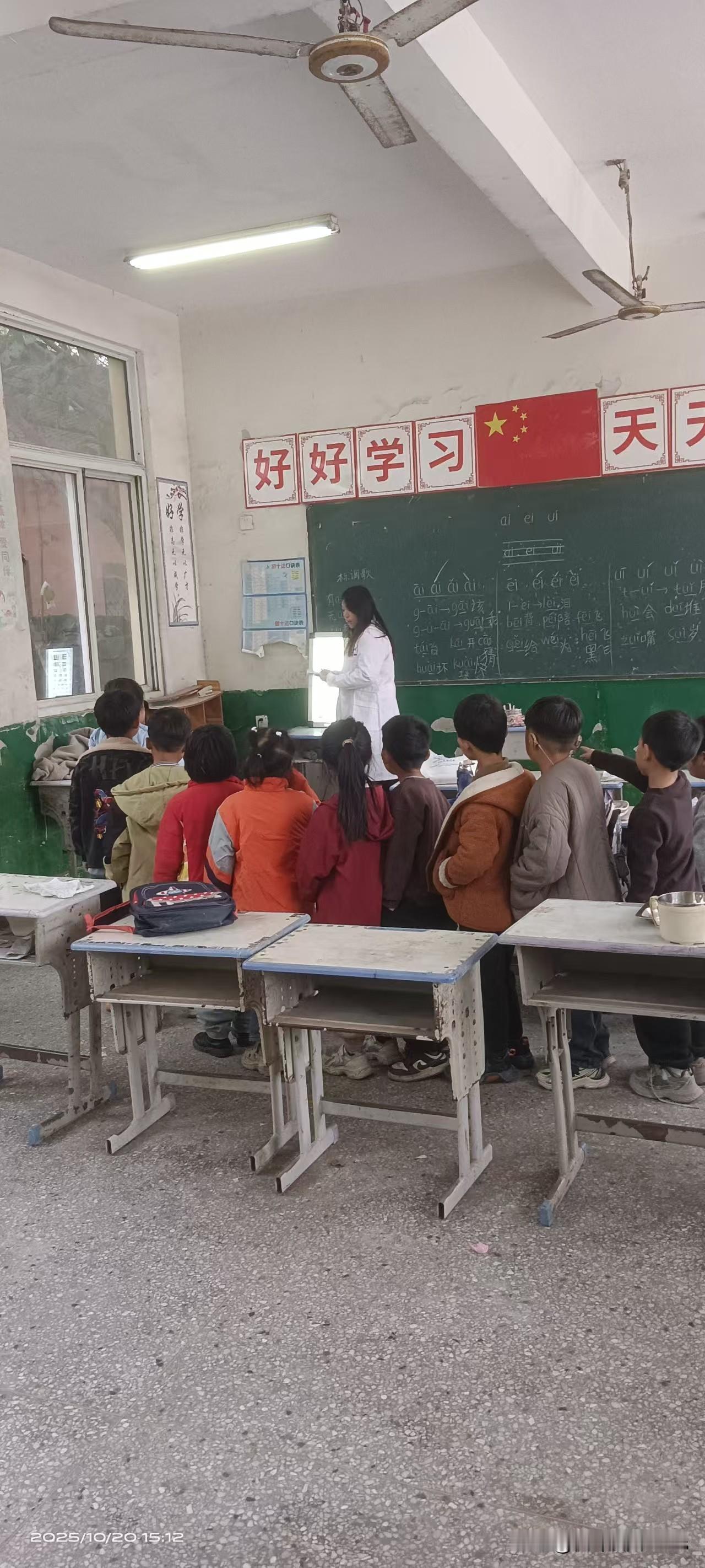校长一句“昨天出苗，今天就能掰棒子？”，点醒了多少焦虑的家长


哎，你说这事儿