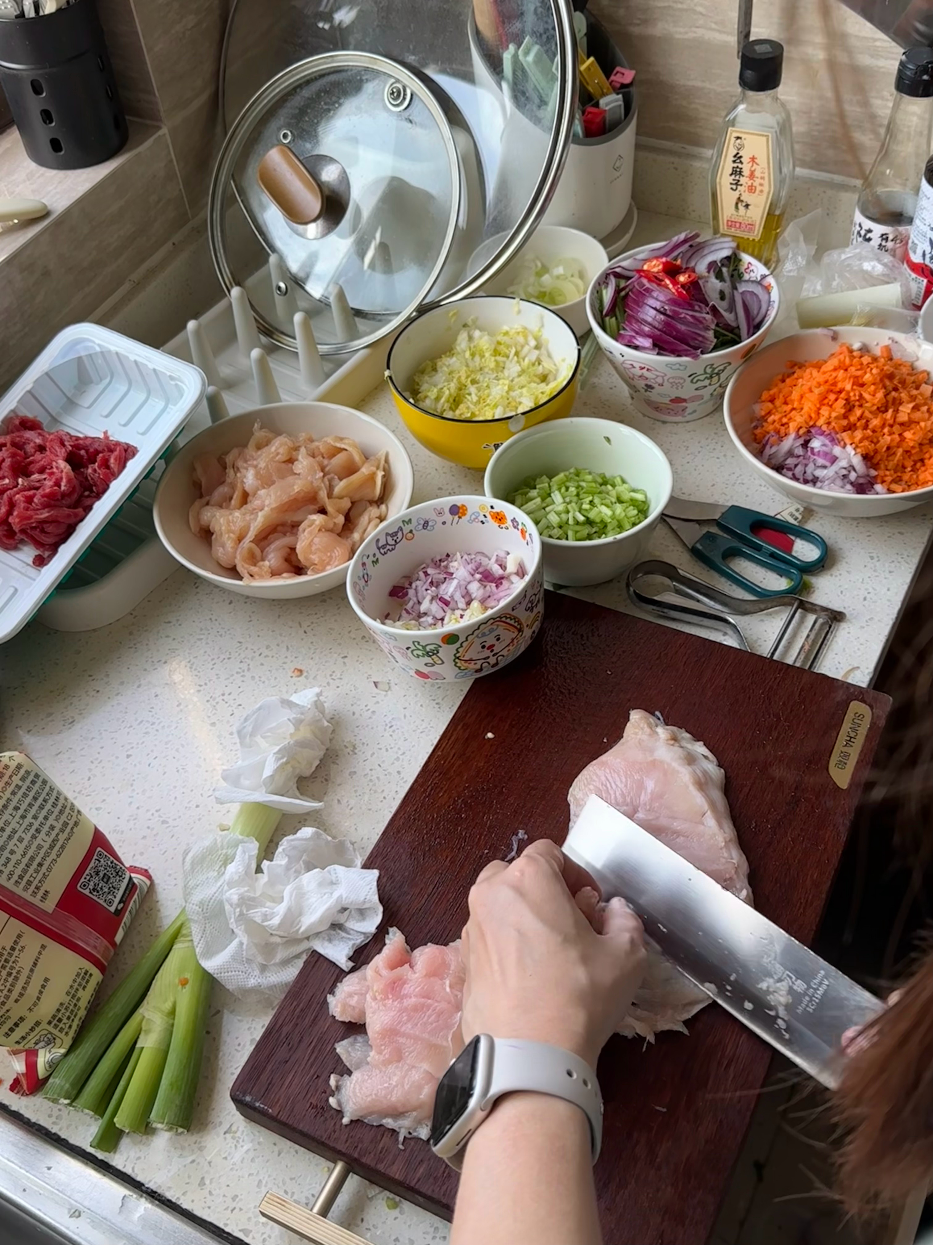 朵朵今天实验结束得早，回家给我包芹菜牛肉、白菜牛肉、胡萝卜洋葱牛肉馅的饺子，还要