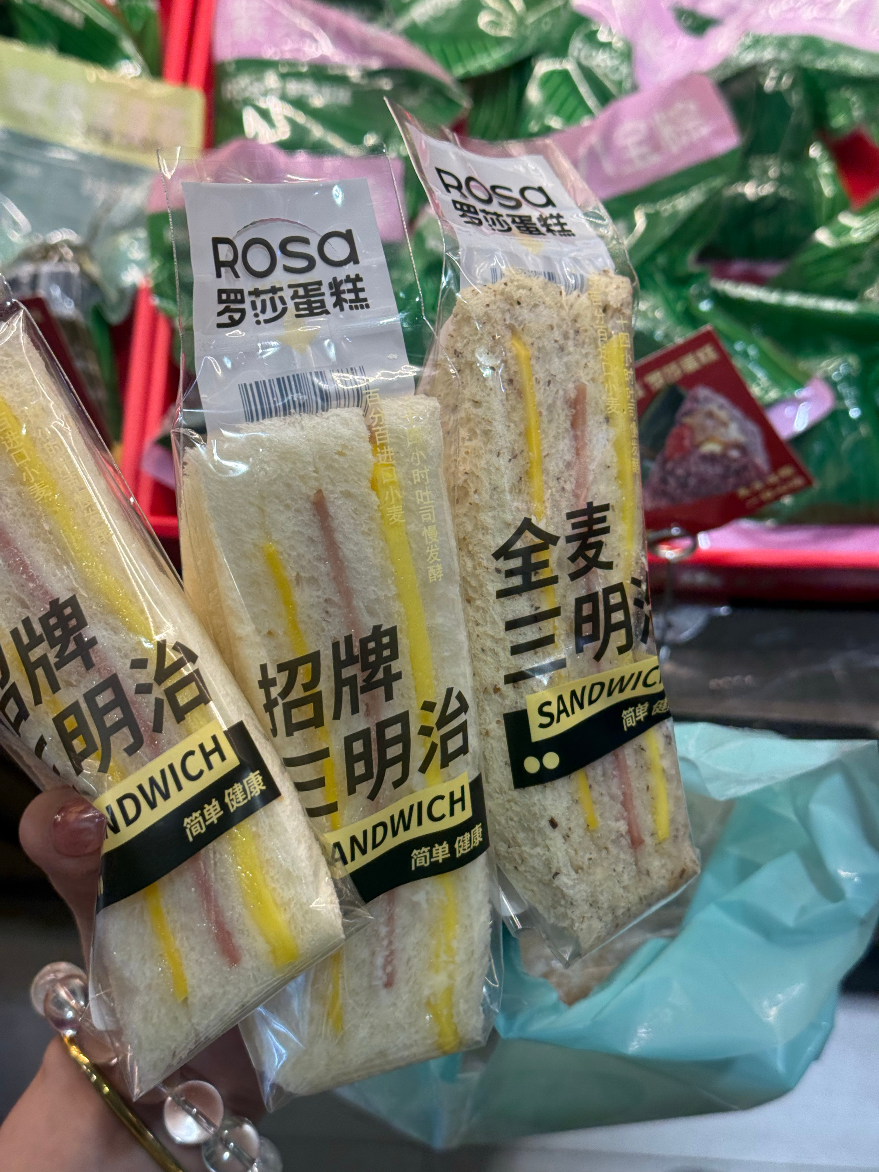 眷村小哥平替找到了罗莎蛋糕的招牌三明治6元一个我觉得很好吃 就是软软的古早味三明