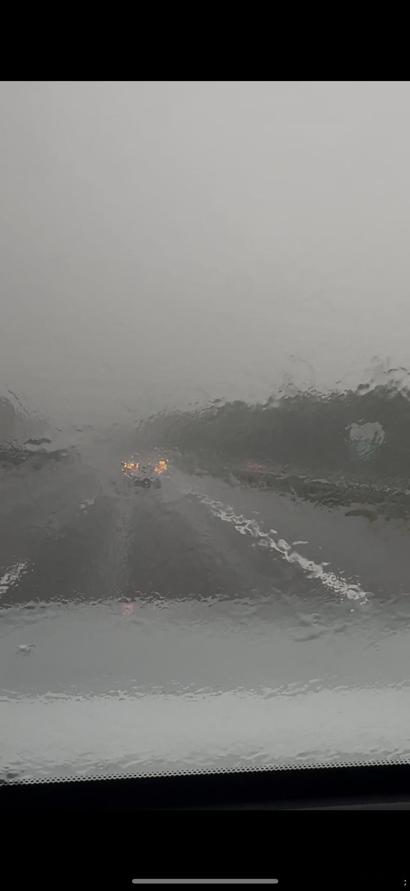大暴雨要不要开双闪（小雨不能开），有两个常见的反驳点，一个是双闪（危险警报灯）在