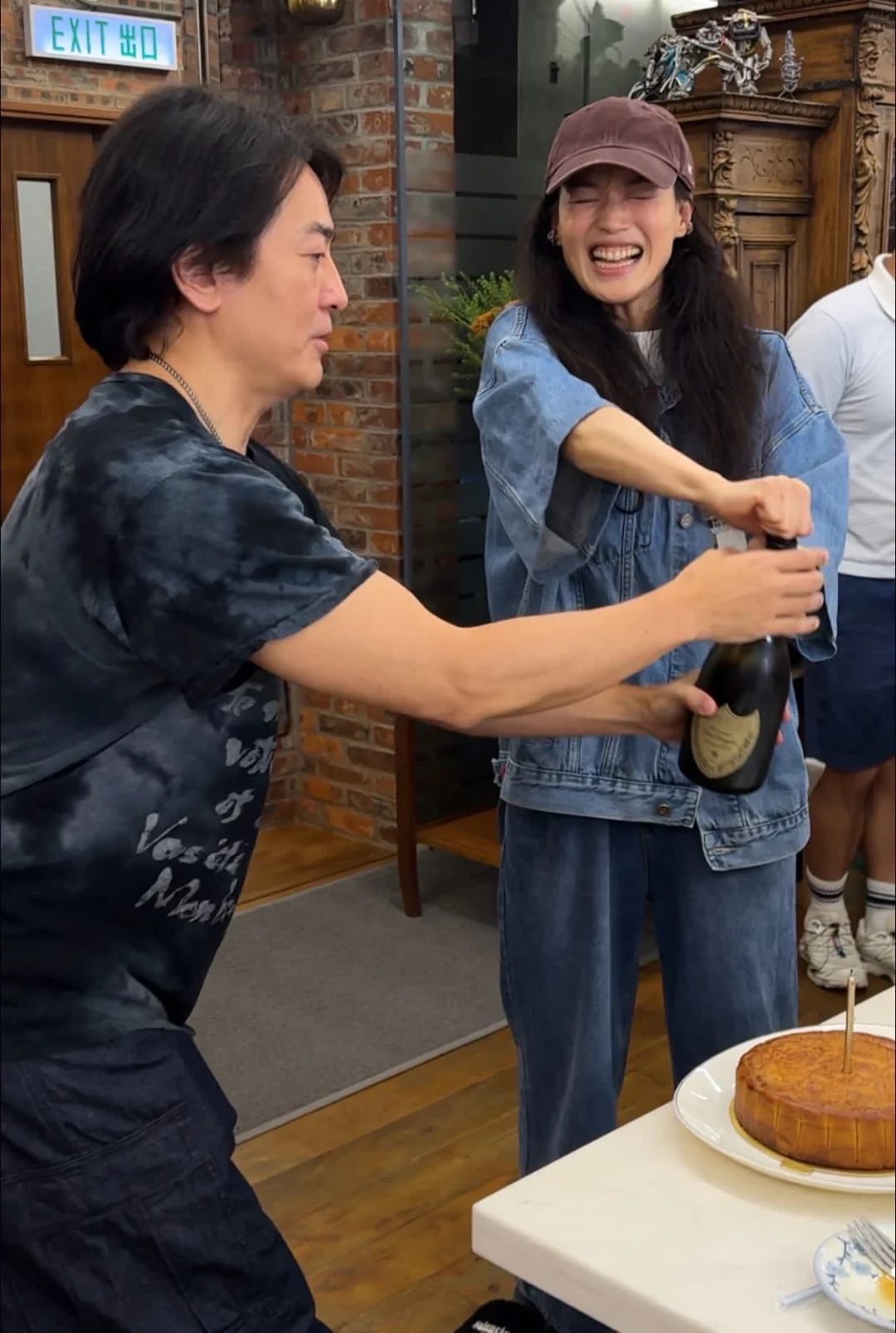舒淇和郑伊健等好友聚会，一起开香槟庆祝她得奖。舒淇和郑伊健以前合作过很多部电影 