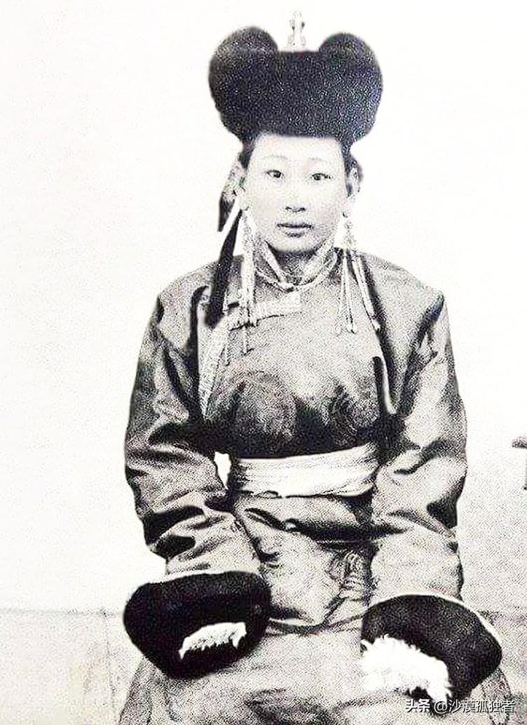 1938年斯大林下令处决了外蒙古的末代皇后，在执行死刑前，皇后格嫩皮勒展现出与众